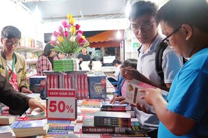 Readers will enjoy 10-50 percent discounts on books and stationery. (Photo: Sggp)