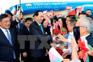 President Tran Dai Quang was welcomed by overseas Vienamese upon his arrival in Belarus (Photo: VNA)