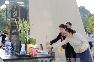 Vietnamese NA Chairwoman Nguyen Thi Kim Ngan (in black suit) and her Lao counterpart offer incense at the historic relic site of Tay Tien Regiment 52 (Photo: VNA)