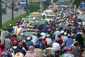 Traffic jams happen so often around the area of Tan Son Nhat International Airport recently. (Photo: VNA)