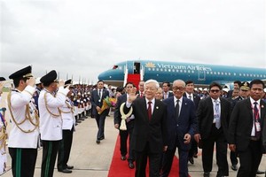 Party General Secretary Nguyen Phu Trong arrived at Pochentong airport in Phnom Penh on July 20 morning (Photo: VNA)