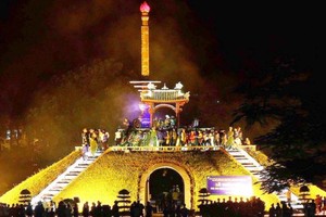 Many delegations offered flowers and incense at Memorial Monument of Quang Tri Citadel. (Photo: sggp)