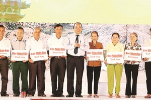 Prime Minister Nguyen Xuan Phuc offered gifts to families of the 10 fallen young female volunteers in Dong Loc T- Junction.  (Photo: Sggp)