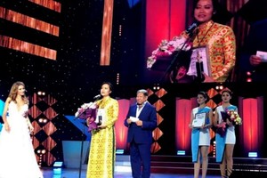 Director Hong Anh receives the Special Jury Prize at the Eurasia International Film Festival.