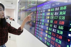 Shares rose stronger in July 31 afternoon trading as bank stocks accelerated their growth on the back of positive first-half business earnings. (Photo: bizlive.vn)