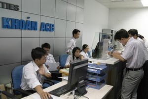 Investors at ACB Securities Company in Hanoi (Source: VNA)