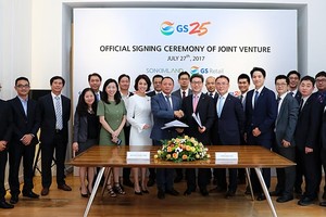 Son Kim Group Chairman Nguyen Hoang Tuan (center left) and GS25 CEO Cho Yoon-sung (center right) shake hands after the two companies signed a contract to jointly operate the convenience store chain in Ho Chi Minh City, Vietnam. (Source: GS RETAIL)