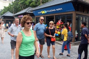 Hanoi book street promotes the reading habit and present images of the capital to visitors. (Photo: Sggp)