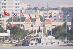 The flag raising ceremony celebrating the 50th Anniversary of ASEAN in HCMC (Photo: Sggp)