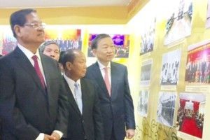 Leaders of Vietnam, Laos and Cambodia attend the opening ceremony of the exhibition. (Photo: Sggp)