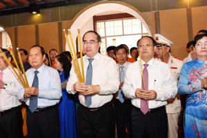 Leaders offered incense and flowers at Ton Duc Thang Museum . (Photo: Sggp)