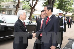 Indonesian President Joko Widodo (R) welcomes Party General Secretary Nguyen Phu Trong on August 23 (Photo: VNA)