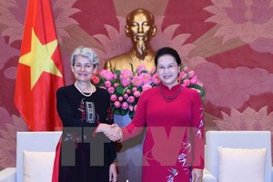 National Assembly Chairwoman Nguyen Thi Kim Ngan (R) welcomes UNESCO Director General Irina Bokova (Photo: VNA)