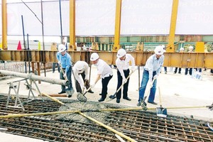 Final section of Nhi Thien Duong Bridge 1 is put in place on September 5. (Photo: Sggp)