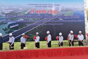Construction of a bridge to Kim Cương (Diamond) Island in HCM City’s District 2 has been kicked off. (Photo: Sggp)