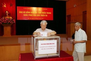 Party General Secretary Nguyen Phu Trong donates money to support victims of storm Doksuri. (Photo: VNA)
