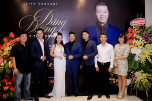 Meriotorious Artist Dang Duong and special guest performers at the press conference of the concert  (Photo: Sggp)