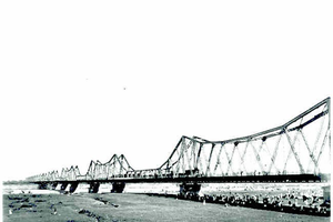 A photo of the French-built Long Bien Bridge in Hanoi. It was once known as the Doumer Bridge (Photo courtesy of the National Archives Centre No 1)