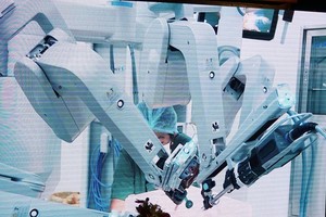 A surgery using robot at Cho Ray Hospital (Photo: VNA)