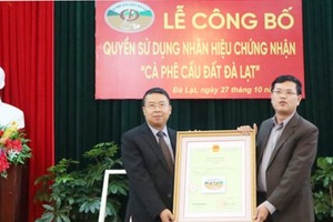 The ceremory receiving the Certificate for using the trademark “Cau Dat-Da Lat Arabica Coffee” (Photo: Sggp)