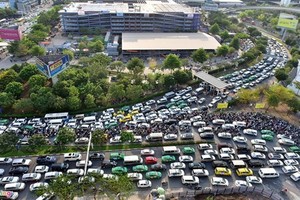 Traffic jams routinely plague the road leading to Tan Son Nhat Airport (Photo: VNA)