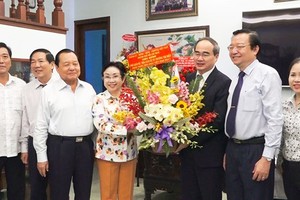 Secretary of the HCMC Party Committee Nguyen Thien Nhan congratulates Associate Professor Dr. Truong Thi Hien, former Director of the HCMC Cadre Institute.