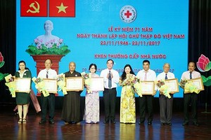 HCMC Red Cross Society honors 71 exemplary people in charity activities in 2017. (Photo: Sggp)