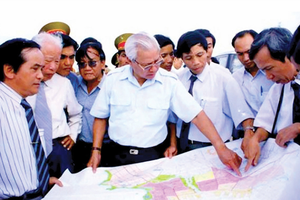 Late PM Vo Van Kiet inspected the construction project of Dung Quat Economic Zone and Van Tuong new urban area in July, 1995.