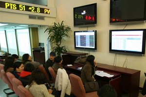 Investors at Saigon Securities Inc in Hanoi (Photo VNA)