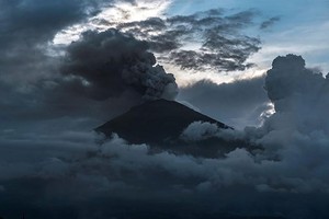 A view of the Mount Agung volcano erupting (Photo: Reuters)