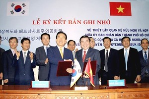 HCM City, Gyeongsangbuk-do Province sign a MoU on cooperative relations