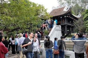 Foreign tourists visit One-pillar Pagoda, a well-known attraction in Hanoi (Photo: VNA)