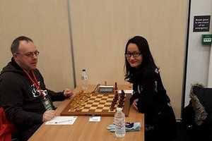 Vietnamese Women’s Grandmaster Vo Thi Kim Phung (R) stands at 10 at the London Chess Classic’s FIDE Open category (Photo: baomoi.com)