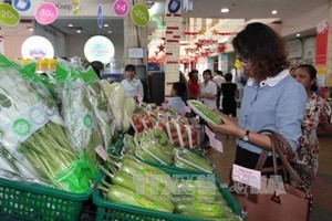 Consumers buy goods for the Tet (Lunar New Year) holiday at a supermarket in HCM City (Photo VNA)