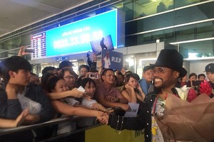 Hundreds of the singer's fans go to the airport to greet him.