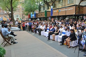 An outdoor discussion in book street