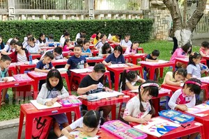About a hundred elementary and middle school students participate in the painting contest. (Photo: hcmcpv.org.vn) 