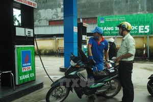 A motorcylist has his vehicle filled with E5 bio-fuel in Quang Ngai province (Photo VNA)