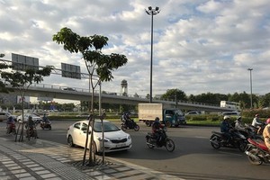 The overpass at the Truong Son Road – Hong Ha Road intersection in Tan Binh district (Photo VNA)