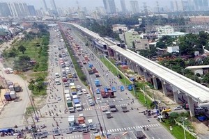 An elevated section of HCM City’s Ben Thanh – Suoi Tien metro line runs along Hanoi Highway. (Photo: VNA)
