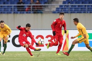 Nguyen Quang Hai of Vietnam (second, left) kicks a ball during an Asian U23 Championship match between Vietnam and Australia in China on January 14 (Photo: VNA)