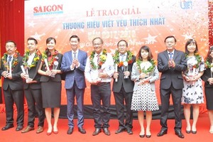 Representatives of businesses receive ‘Favorite Vietnamese Brand Names 2017’ awards. (Photo: Sggp)