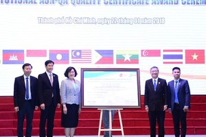 The Ho Chi Minh University of Technology under the Vietnam National University, Ho Chi Minh City receives the institutional AUN-QA quality certificate on January 22 (Photo: VNA)