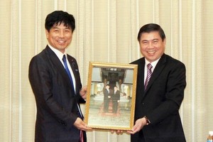 Chairman of the HCM City People’s Committee Nguyen Thanh Phong (right) and Japanese State Minister for Foreign Affairs Kazuyuki Nakane. (Photo: VNA)