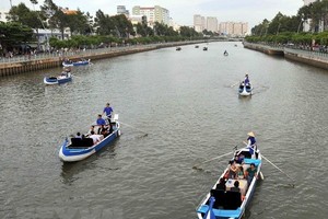 Tourist boats on Nhieu Loc-Thi Nghe canal in HCM City (Photo: VNA)