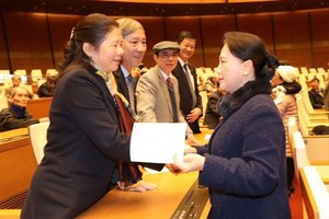 Chairwoman of National Assembly (NA) Nguyen Thi Kim Ngan offers Tet greetings to former NA deputies. (Photo: TTXVN)