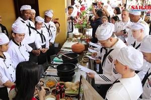 Chefs from the USS Carl Vinson are introduced to Vietnamese traditional dishes by local counterparts.