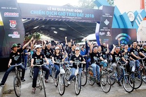 After the launching ceremony, thousands of youth participate in a bicycle parade supporting Earth Hour 2018. (Photo: sggp)