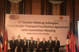Officials attending the 6th meeting of the Joint Committee for the Greater Mekong Sub-region Cross-Border Transport Facilitation Agreement pose for a photo (Photo: VNA)
