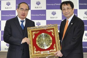 Professor Kyosuke Nagata(R), Principal of Tsukuba University offers a presents to Secretary of HCMC Party Committee Nguyen Thien Nhan. (Photo: Sggp)